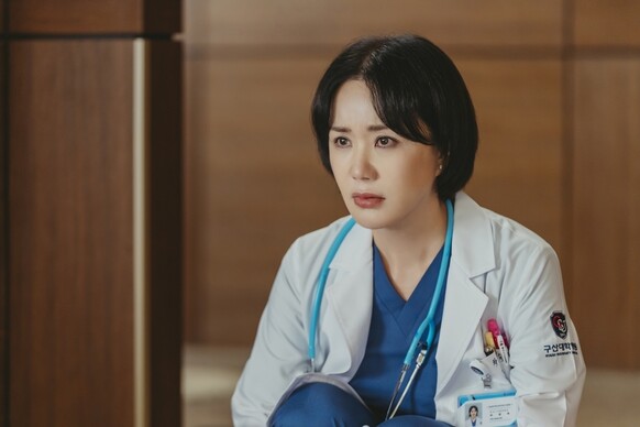 엄정화가 극중 이름으로 기억된 '닥터 차정숙'. ⓒ제이티비시 제공
