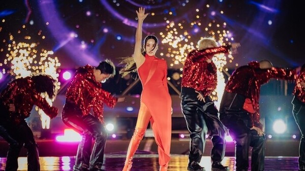 예능 '댄스가수 유랑단'에서 가수로서 다시 무대에 선 엄정화. ⓒ티브이엔 제공