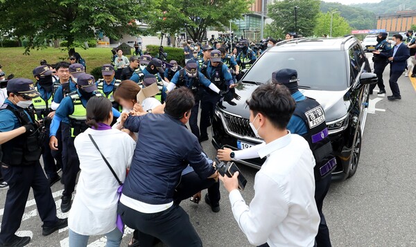 이태원 참사 유족이 박희영 용산구청장의 보석 석방을 강력하게 항의하는 모습. ⓒ뉴스1