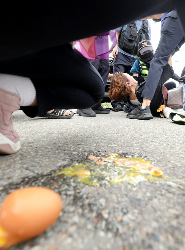 이태원 참사 유족이 박희영 용산구청장의 보석 석방을 강력하게 항의하며 던진 계란. ⓒ뉴스1