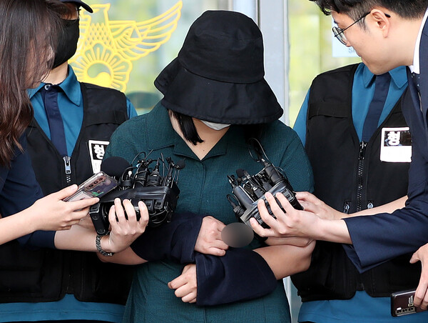 (기사내용과 무관한 자료사진) 온라인 과외 앱을 통해 처음 만난 또래 여성을 살해한 뒤 시신을 훼손·유기한 혐의로 구속된 정유정(23)이 2일 오전 부산 동래경찰서에서 검찰로 송치되고 있다. ⓒ뉴스1