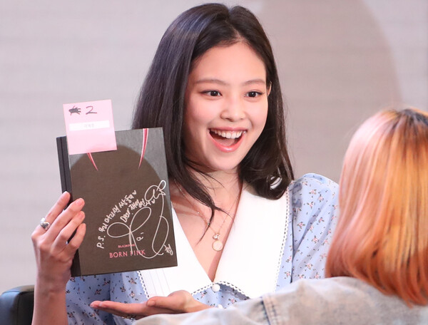 그룹 블랙핑크(BLACKPINK) 제니가 25일 오후 서울 여의도 IFC몰에서 가진 정규 2집 앨범 '본 핑크(BORN PINK)' 발매 기념 팬사인회에서 팬과 즐거운 시간을 보내고 있다. 2022.9.25 ⓒ뉴스1