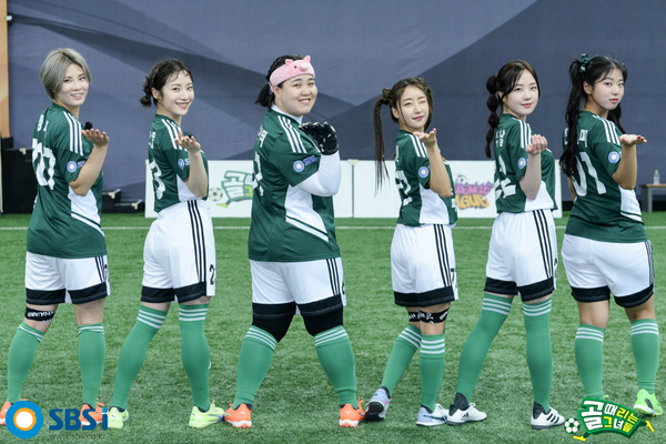 FC스트리밍파이터 멤버들. 이수날은 오른쪽에서 두 번째. ⓒSBS