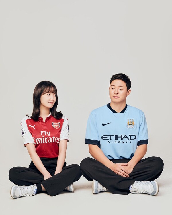 두 사람의 웨딩 화보에도 축구 유니폼은 빠질 수가 없다. ⓒ권창훈 인스타그램