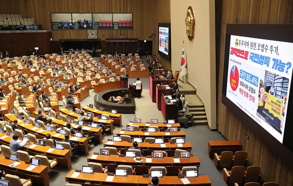 한덕수 국무총리가 14일 오후 서울 여의도 국회에서 열린 제407회 국회(임시회) 제3차 본회의 교육·사회·문화 분야 대정부질문에서 남인수 더불어민주당 의원으로부터 후쿠시마 원전 오염수 관련 질문을 받고 있다. 2023.6.14ⓒ뉴스1