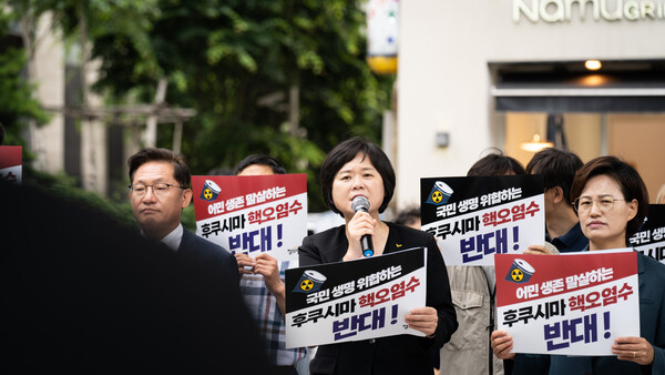 이정미 정의당 대표가 8일 서울 영등포구 여의도역 앞에서 열린 후쿠시마 오염수 해양투기 저지 정의당 정당연설회 및 서명운동에서 발언을 하고 있다. (정의당 제공) 2023.6.8/뉴스1