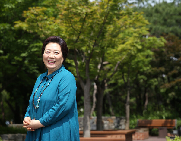 지난달 30일 서울 여의도  본관 뜰에서 카메라 앞에 선 배우 양희경씨. ⓒ한겨레 박미향 기자