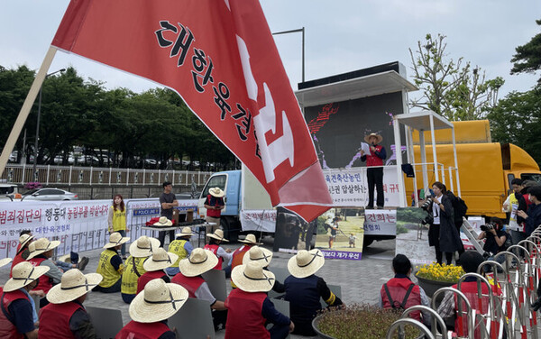 대한육견협회가 지난 8일 서울 용산구 대통령실 앞에서 개식용 종식 발언 김건희 여사 규탄 및 동물보호단체 후원금 조사 등을 촉구하는 집회를 열고 있다. ⓒ한겨레&nbsp;