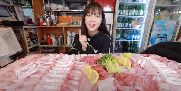 대방어 10kg 먹는 쯔양.&nbsp;ⓒ유튜브 채널 '쯔양'