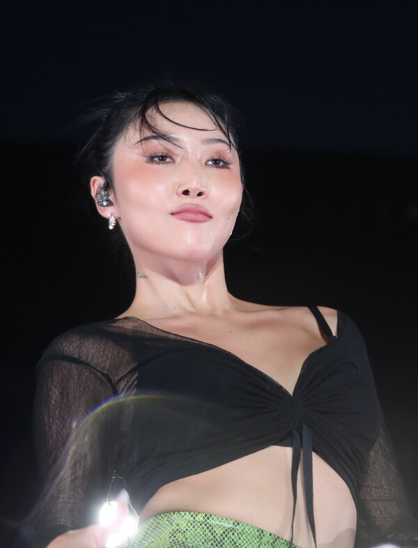 가수 화사가 30일 서울 잠실 주경기장에서 가진 '싸이 흠뻑쇼 SUMMER SWAG 2023'에서 싸이 소속사 피네이션과 계약서 체결을 한 뒤 화려한 무대를 선보이고 있다. ⓒ뉴스1