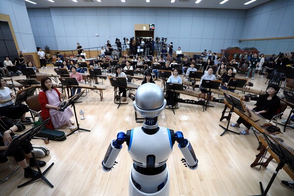 26일 오후 서울 중구 장충동 국립극장 해오름극장 관현악단 연습실에서 국내 최초 지휘하는 로봇 '에버 6'와 국립국악관현악단 단원들이 만다흐빌레그 비르바 작곡의 '말발굽 소리' 지휘와 연주를 준비하고 있다. 2023.6.26 ©뉴스1
