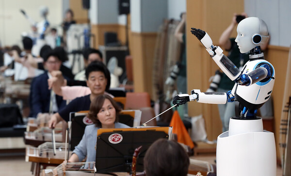 26일 오후 서울 중구 장충동 국립극장 해오름극장 관현악단 연습실에서 국내 최초 지휘하는 로봇 '에버 6'와 국립국악관현악단 단원들이 만다흐빌레그 비르바 작곡의 '말발굽 소리' 지휘와 연주를 하고 있다. 2023.6.30 ©뉴스1