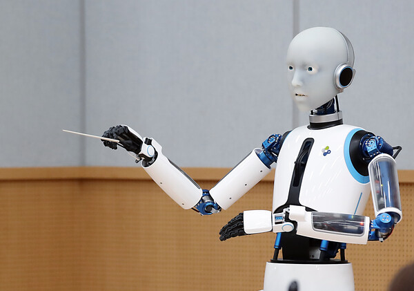 26일 오후 서울 중구 장충동 국립극장 해오름극장 관현악단 연습실에서 국내 최초 지휘하는 로봇 '에버 6'와 국립국악관현악단 단원들이 만다흐빌레그 비르바 작곡의 '말발굽 소리' 지휘와 연주를 하고 있다.&nbsp; 2023.6.30©뉴스1