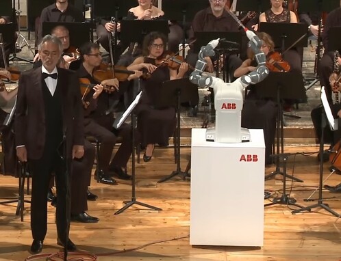 스위스가 개발한 로봇 지휘자 ‘유미’가 공연을 지휘하는 장면. ©유튜브 갈무리