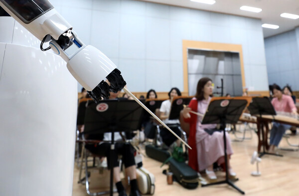 26일 오후 서울 중구 장충동 국립극장 해오름극장 관현악단 연습실에서 국내 최초 지휘하는 로봇 '에버 6'와 국립국악관현악단 단원들이 만다흐빌레그 비르바 작곡의 '말발굽 소리' 지휘와 연주를 준비하고 있다. 2023.6.26 ©뉴스1