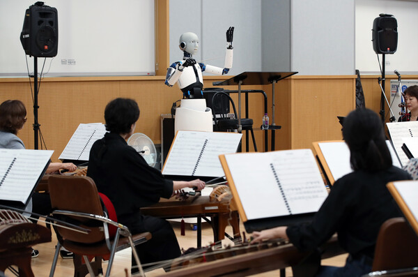 26일 오후 서울 중구 장충동 국립극장 해오름극장 관현악단 연습실에서 국내 최초 지휘하는 로봇 '에버 6'와 국립국악관현악단 단원들이 만다흐빌레그 비르바 작곡의 '말발굽 소리' 지휘와 연주를 준비하고 있다. 2023.6.26©뉴스1