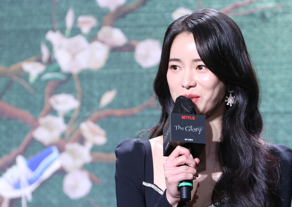 배우 임지연이 20일 서울 종로구 JW 메리어트 동대문 스퀘어 서울에서 열린 넷플릭스 드라마 '더 글로리' 제작발표회에서 인사말을 하고 있다. '더 글로리'는 유년 시절 폭력으로 영혼까지 부서진 문동은(송혜교 분)이 온 생을 걸어 치밀하게 준비한 처절한 복수와 그 소용돌이에 빠져드는 이들의 이야기를 그렸다. ‘태양의 후예’를 집필한 김은숙 작가와 배우 송혜교의 두 번째 만남으로 이목이 집중되고 있다. 2022.12.20/뉴스1