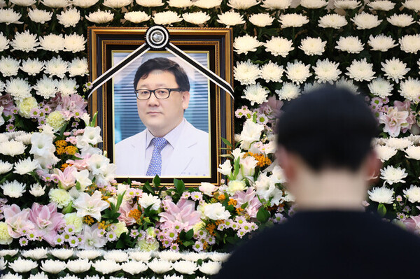 지난 19일 서울아산병원 장례식장에 마련된 고 주석중 심장혈관흉부외과 교수 빈소에서 조문객들이 조문을 하고 있다. ⓒ연합뉴스