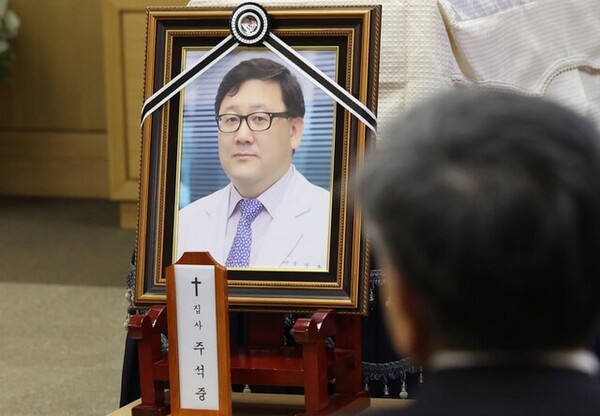 지난 20일 오전 서울 송파구 서울아산병원 장례식장에서 고 주석중 아산병원 심장혈관흉부외과 교수의 영결식이 치러지고 있다. ⓒ연합뉴스