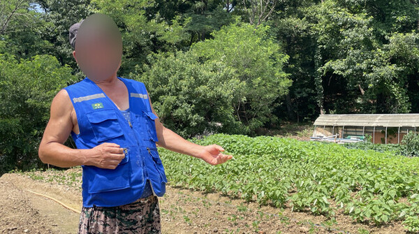 지난달 27일 농장주 양씨가 개농장을 폐업한 소감을 밝히며 텃밭에 심은 작물들에 대해 설명하고 있다. ⓒ한겨레&nbsp;