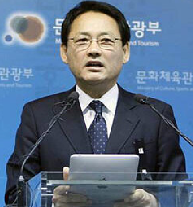 2010년 불법이던 아이패드를 이용해 브리핑을 진행했던 유인촌 당시 장관&nbsp; ⓒ문화체육관광부&nbsp;