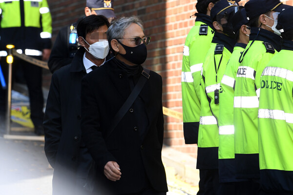 이명박 전 대통령이 횡령과 뇌물 등의 혐의로 징역 17년형을 확정받아 구치소 수감을 앞둔 2020년 11월 2일 오후 서울 강남구 논현동 자택으로 유인촌 전 문화제육관광부 장관이 들어서고 있다.&nbsp;ⓒ뉴스1