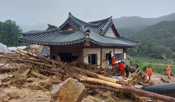 15일 경북 봉화군 춘양면 학산리 주택이 집중호우에 발생한 산사태로 파손돼 있다. (2023.7.15) ⓒ경북도소방본부