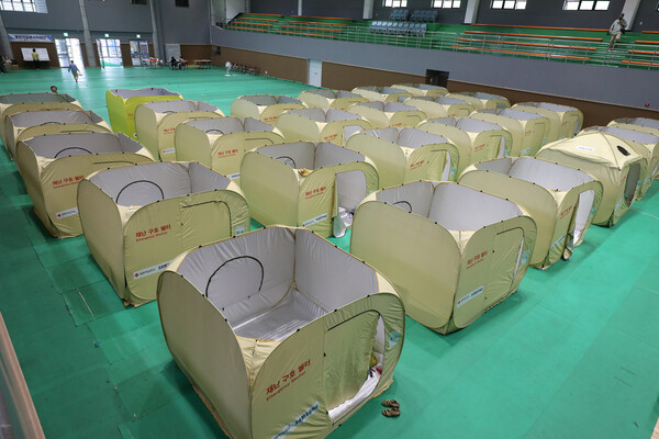 16일 오후 경북 예천군문화체육센터에 마련된 임시주거시설에 집중호우 피해를 입은 이재민들이 대피해 있다.&nbsp;ⓒ뉴스1