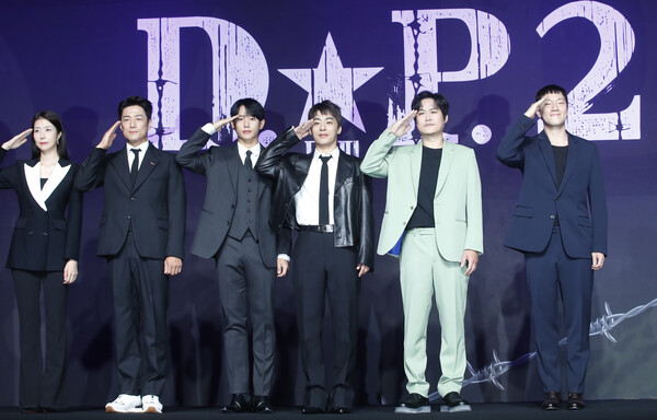 배우 김지현(왼쪽부터)과 지진희, 정해인, 구교환, 김성균, 손석구가 18일 서울 강남구 그랜드 인터컨티넨탈 서울 파르나스에서 열린 넷플릭스 드라마 'D.P.' 시즌2 (연출 한준희) 제작발표회에서 포즈를 취하고 있다. 2023.7.18.&nbsp;ⓒ뉴스1