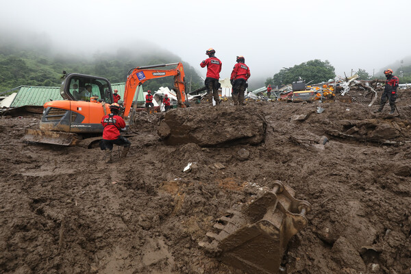 16일 오전 집중호우로 인해 산사태가 발생한 경북 예천군 효자면 백석리에서 구조당국이 실종자 수색작업을 진행하는 모습.&nbsp;ⓒ뉴스1