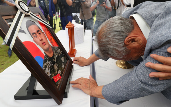 고(故) 채수근 해병대 1사단 포병대대 상병의 안장식이 22일 오후 대전 유성구 국립대전현충원 장병 4묘역에서 거행된 가운데 채 상병의 할아버지가 오열하고 있다. 2023.7.22ⓒ뉴스1