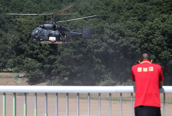 19일 오전 경북 예천군 보문면 미호리 하천에서 실종자를 수색하던 해병대원 1명이 급류에 휩쓸려 실종된 가운데 삼강교 위에서 해병대원들이 실종된 동료를 애타게 찾고 있다. 해병대는 금천, 내성천, 낙동강이 만나는 삼강교 지점을 마지노선으로 보고 헬기를 동원해 수색하고 있다. 2023.7.19ⓒ뉴스1