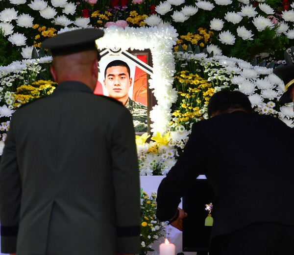 21일 오후 해병대 1사단 내 김대식 관에 마련된 고 채수근 상병의 빈소에서 채 상병의 부친이 정부가 추서한 '보국훈장 광복장'을 아들의 영정 앞에 내려 놓고 있다. 해병대 관계자는 "광복장은 국가안보와 재난 상황에서 맡은 바 임무를 수행한 공을 인정받았다"고 밝혔다.2023.7.21ⓒ뉴스1