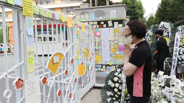 21일 서울 서초구 서이초등학교 정문에서 한 시민이 극단적 선택으로 세상을 떠난 교사를 추모하고 있다. 2023.7.21/뉴스1