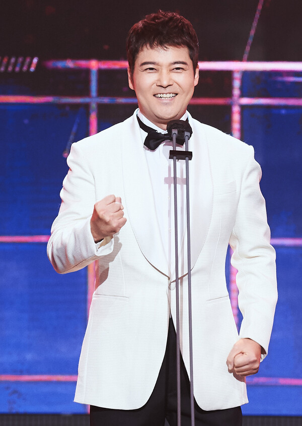 ‘2020 MBC 방송연예대상’에서 올해의 예능인상 수상한 당시 전현무.&nbsp;ⓒ뉴스1
