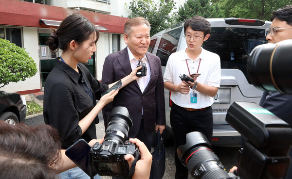 이상민 행정안전부 장관에 대한 탄핵소추안이 기각된 25일 오후 이 장관이 서울 압구정동 자택을 나서며 취재진의 질의에 답하고 있다. ⓒ뉴스1