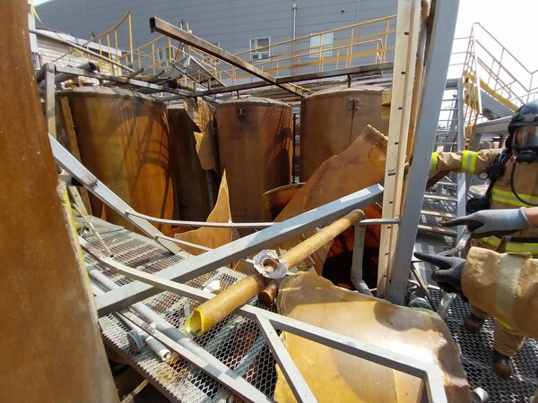 31일 오후 2시 6분쯤 인천 서구 석남동의 한 폐기물 운반업체에서 폭발사고가 발생했다. 소방대원들이 폭발 원인을 조사중이다. (2023.7.31)&nbsp;ⓒ인천 소방본부