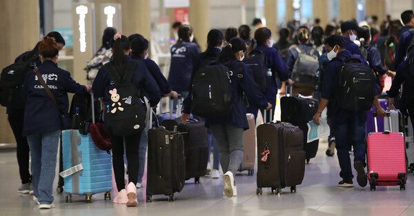 1인천국제공항 제1여객터미널 입국장에 외국인 노동자가 입국하고 있다. ©뉴스1