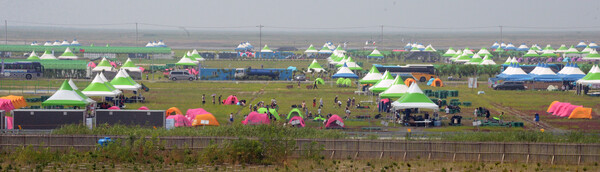 2023 새만금 세계스카우트 잼버리 개막일인 1일 전북 부안군 잼버리 야영장에서 대회 참가 대원들이 야영 준비를 하고 있다. 2023.8.1©뉴스1