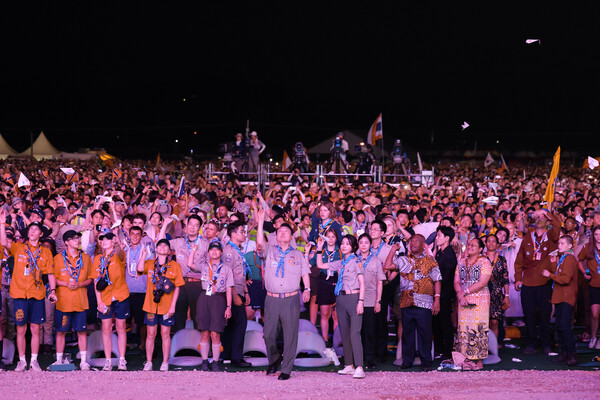 윤석열 대통령과 김건희 여사가 2일 전북 부안군 새만금 일원에서 열린 '2023 새만금 제25회 세계스카우트 잼버리' 개영식에서 종이비행기 날리기 퍼포먼스를 하고 있다. (대통령실 제공) 2023.8.3©뉴스1