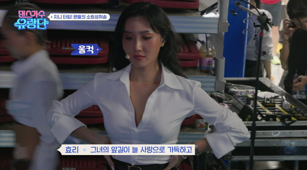 폭풍 속에서도 춤추는... 가수 이효리가 최근 논란으로 맘고생 한 후배 화사에게 따뜻한 위로를 전했다