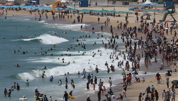 폭염경보가 발효 중인 6일 부산 해운대해수욕장에서 피서객들이 제6호 태풍 '카눈'의 영향으로 높아진 파도 속에서 물놀이를 하고 있다. 기상청은 이날 제6호 태풍 '카눈'이 10일쯤 부산·경상 해안을 통해 국내에 상륙할 전망이다고 예보했다. (2023.8.6) ⓒ뉴스1