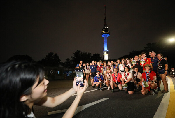 2023 새만금 세계스카우트잼버리에서 조기퇴영한 영국 스카우트 대원들이 6일 저녁 서울 용산구 남산을 찾아 기념촬영을 하고 있다. (공동취재) 2023.8.6ⓒ뉴스1