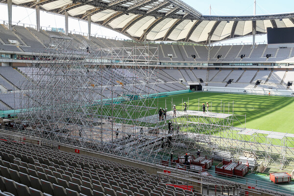 8일 오후 서울 마포구 서울월드컵경기장에서 작업자들이 2023 새만금 세계 스카우트 잼버리 폐영식 행사중 하나인 'K팝 슈퍼 라이브' 콘서트 무대를 설치하고 있다. 2023.8.8ⓒ뉴스1