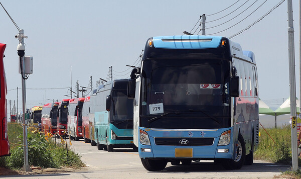 태풍 '카눈'이 북상 중인 8일 오후 '제25회 세계스카우트잼버리' 참가 대원들을 태운 버스들이 전북 부안군 새만금 세계스카우트잼버리 부지를 떠나고 있다. (행정안전부 제공) 2023.8.8ⓒ뉴스1