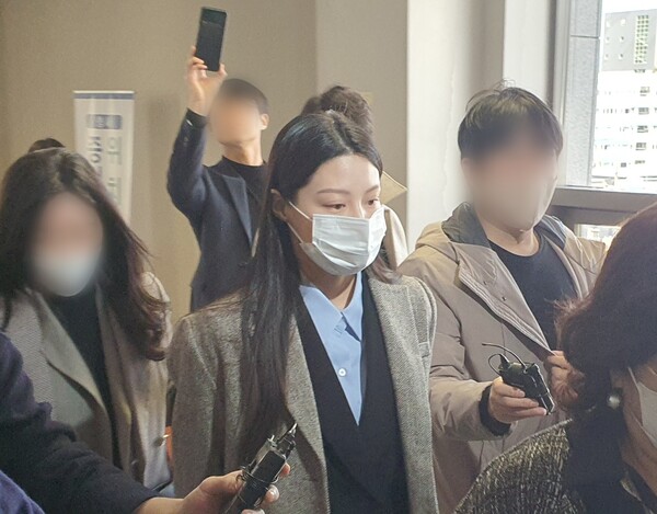10일 검찰이 조국 딸 조민을 '입시비리' 혐의로 불구속 기소했고, 조민은 SNS를 통해 곧장 입장을 발표했다