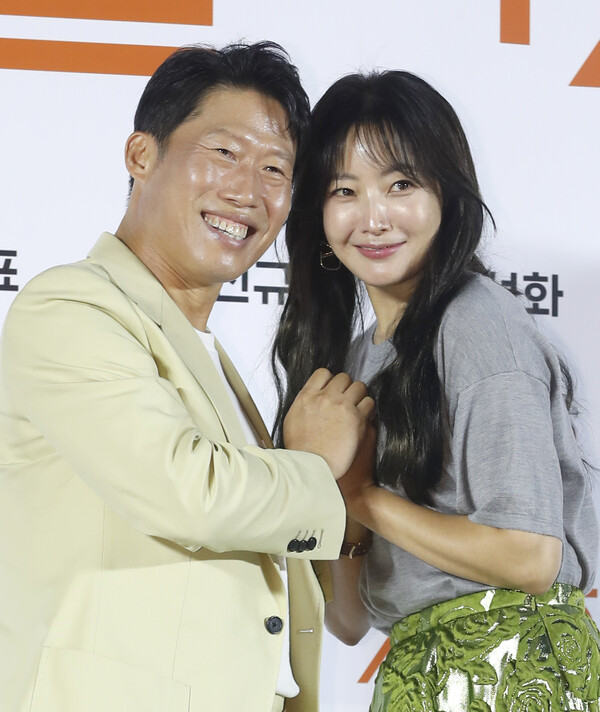 배우 유해진과 김희선(오른쪽)이 14일 서울 광진구 롯데시네마 건대입구에서 열린 영화 '달짝지근해: 7510'(감독 이한) 제작보고회에서 포즈를 취하고 있다. 2023.7.14ⓒ뉴스1