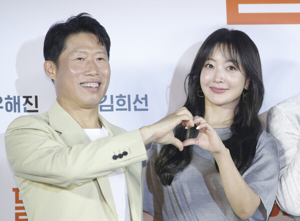 배우 유해진과 김희선(오른쪽)이 14일 서울 광진구 롯데시네마 건대입구에서 열린 영화 '달짝지근해: 7510'(감독 이한) 제작보고회에서 미소를 짓고 있다.2023.7.14ⓒ뉴스1