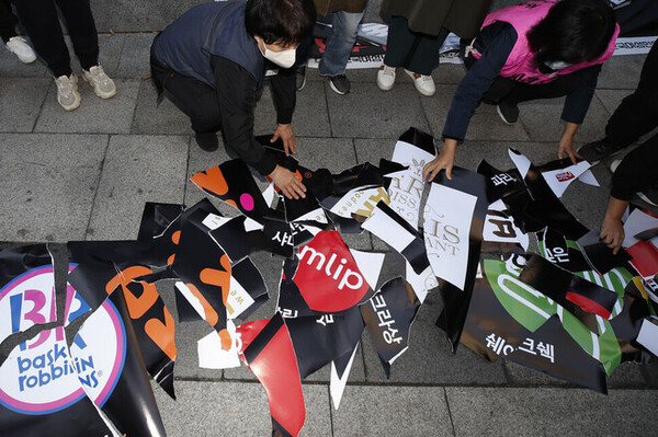 여성노동단체 회원들이 지난해 10월26일 오전 서울 서초구 에스피씨그룹 사옥 앞에서 에스피엘(SPL) 평택공장 노동자 사망사고 관련 추모 기자회견을 마친 뒤 에스피씨 제품 불매의 뜻을 밝히며 계열사 로고들이 인쇄된 종이를 찢고 있다. 한겨레 김혜윤 기자 unique@hani.co.kr