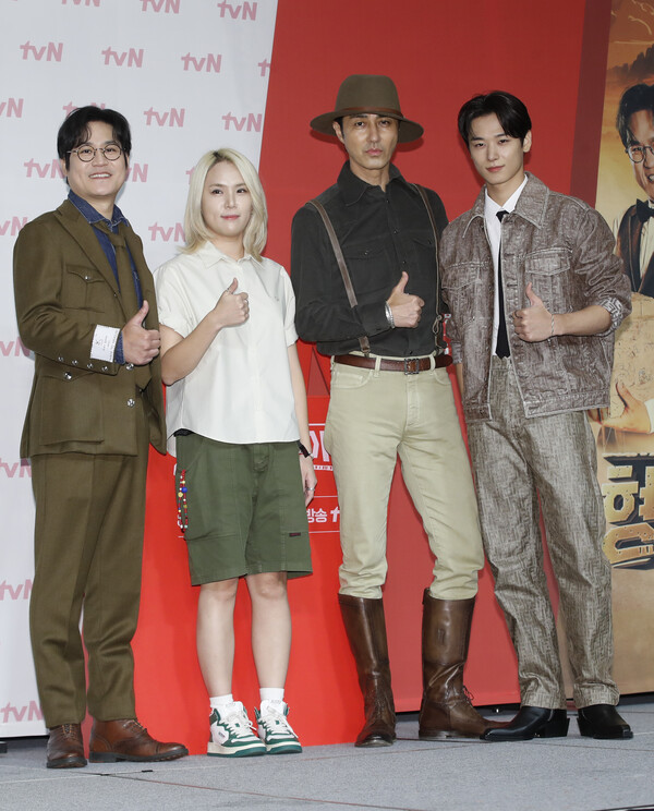 배우 김성균(왼쪽부터)과 방글이 PD, 차승원, 주연이 1일 오후 서울 마포구 서울가든호텔에서 진행된 tvN 예능 프로그램 ‘형따라 마야로 : 아홉 개의 열쇠’ 제작발표회에서 포즈를 취하고 있다. ‘형따라 마야로:아홉 개의 열쇠’는 마야 문명의 비밀의 열쇠를 찾아 떠나는 생활 밀착 문명 어드벤처다. 2023.8.1. ⓒ뉴스1